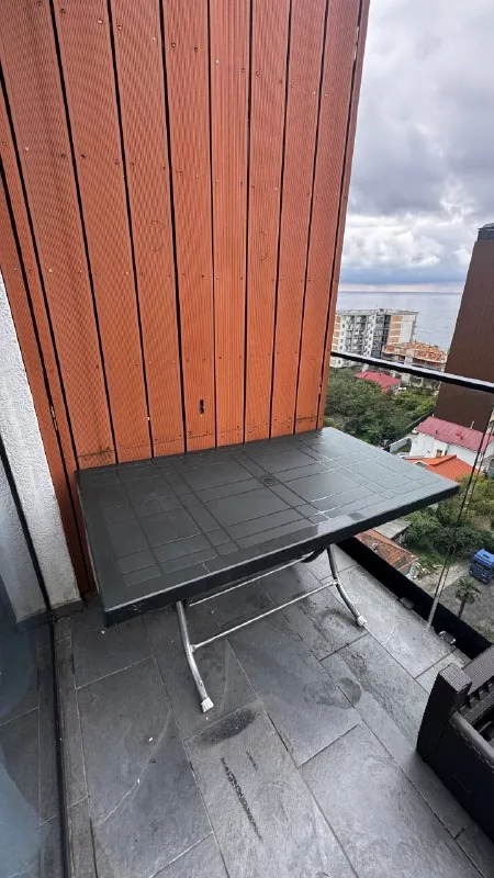 Стол, два раскладных стула и зонт