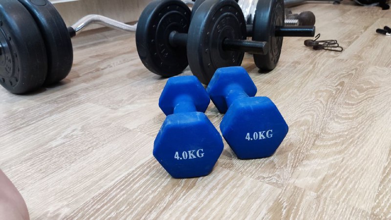 Гантели по 4 кг, обе