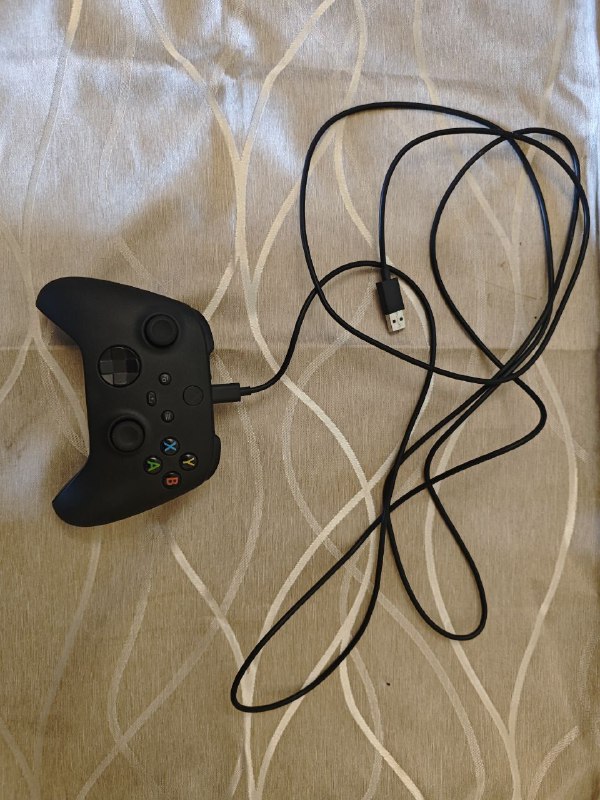 Рюкзак, геймпад Xbox, наушники HyperX, мышка, витамины 5