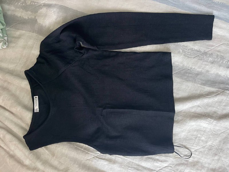 Рубашка Zara, Свитер оранжевый, Топ Zara, Свитшот серый, Джинсовка Levi’s, Дубленка, Кофта wrangler, Штаны горнолыжные 3