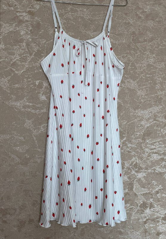 Летнее лёгкое платье с принтом клубники