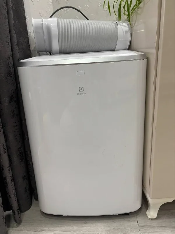 Напольный кондиционер Electrolux 1