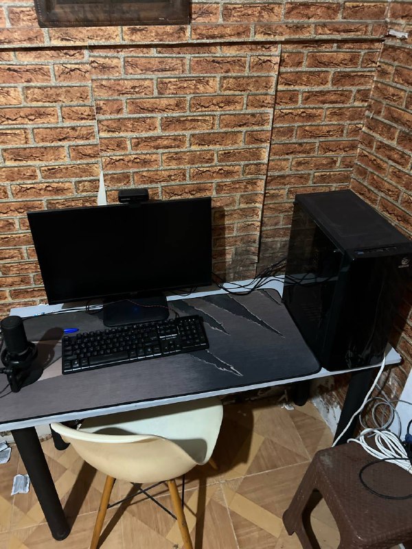 Компьютерный комплект с монитором Acer, клавиатурой, мышкой, веб-камерой и аксессуарами