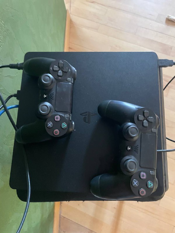 Play Station 4 Slim с двумя джойстиками
