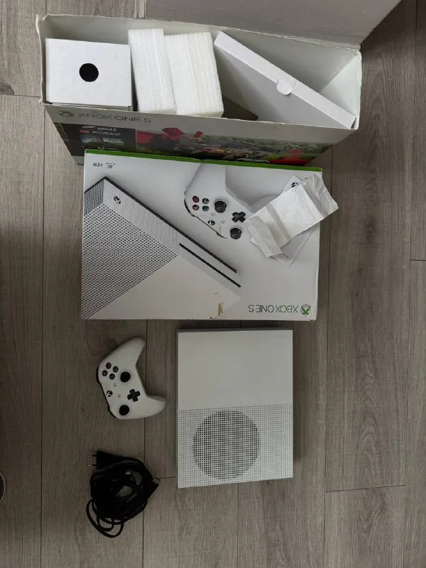 Xbox One S 1TB 1