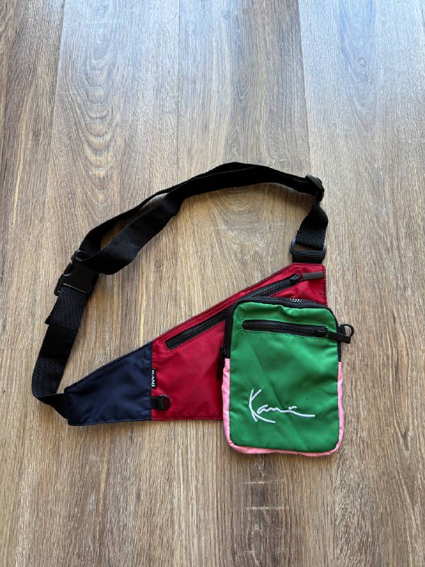 Футболка NBA Chicago Bulls, бананка Karl Kani, шорты Napapijri, футболка Paul Smith, топ Juicy Couture, футболка Oakley, джинсовые шорты Levi’s, бананка Eastpak 2