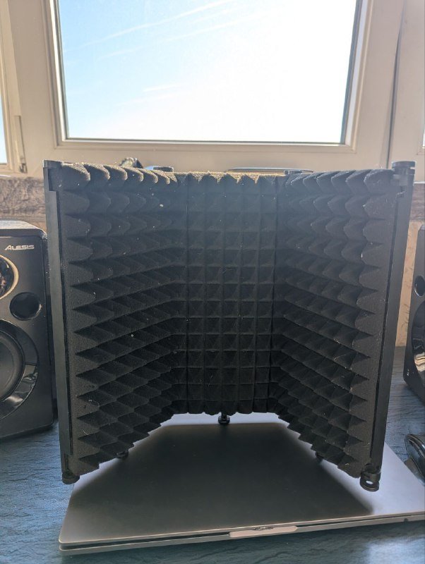 студийные мониторы Alesis Elevate 5 MKII, аудиокарта PreSonus Studio 26c, наушники AKG K240, акустический экран 8