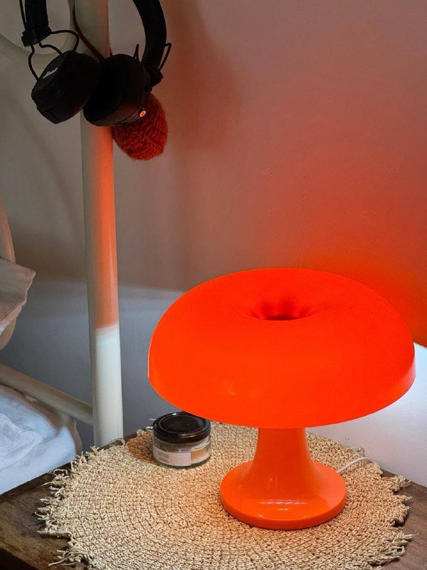 зеркало, лампа, остатки пряжи, бобинный лён 4