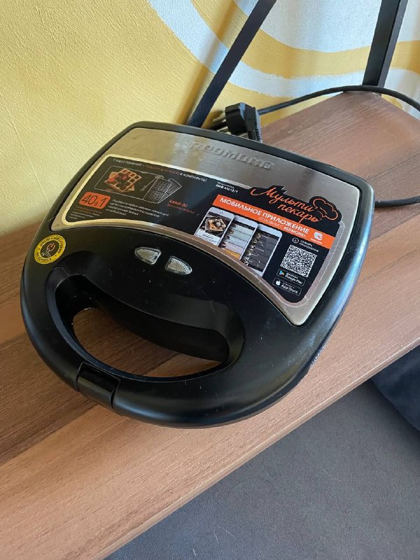 Синие бокалы, банки Ikea, шпалера, полочки, вентилятор, обогреватель, вафельница, духовка, зеркало 8