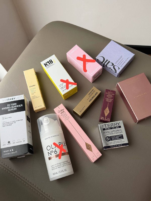 Pillow talk хайлайтер, Hourglass помада, Glosier бальзам, By Terry пудра, Saie румяна, Patrick Ta румяна