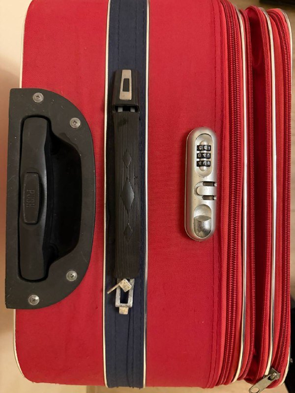 Большой чемодан увеличивающийся, с замком и сломанными ножками 3