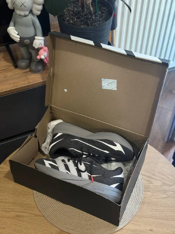 Кроссовки adidas Lightblaze 1
