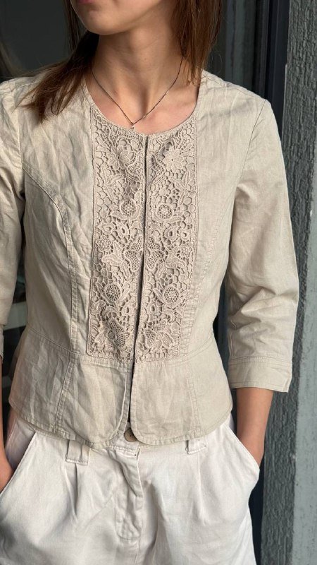 светло-сиреневая блуза, темно-фиолетовые брюки, льняная рубашка bpc, изумрудная кофточка 6