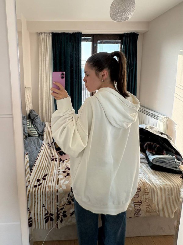 Бежевый тренч с эко-кожи, свитер Brave, белое худи, черные брюки, бордовый топ, майка на бретелях 6