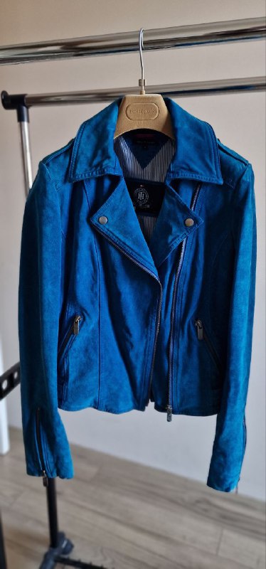 Резиновые сапоги, замшевые сапоги, куртка Guess, пуховик Moncler, сумка Moschino 10