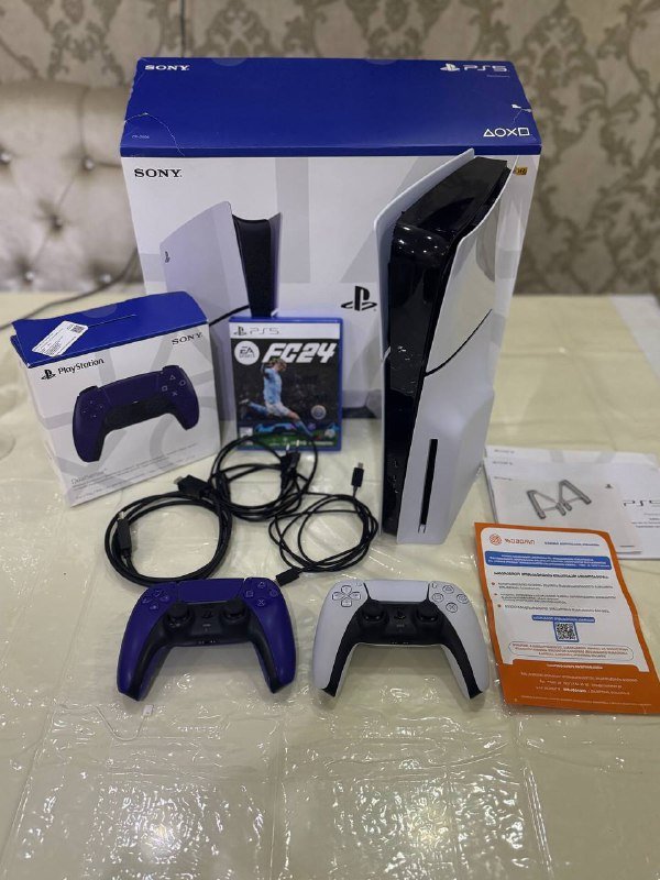 Playstation 5 Slim Disk Versia, 2 контроллера, диск FIFA 24