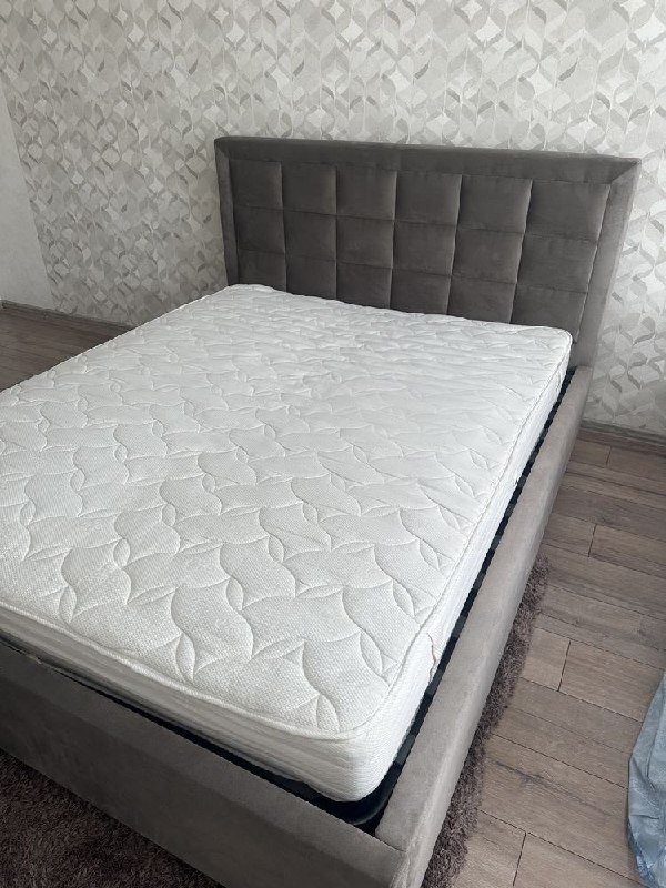 Кровать с матрасом