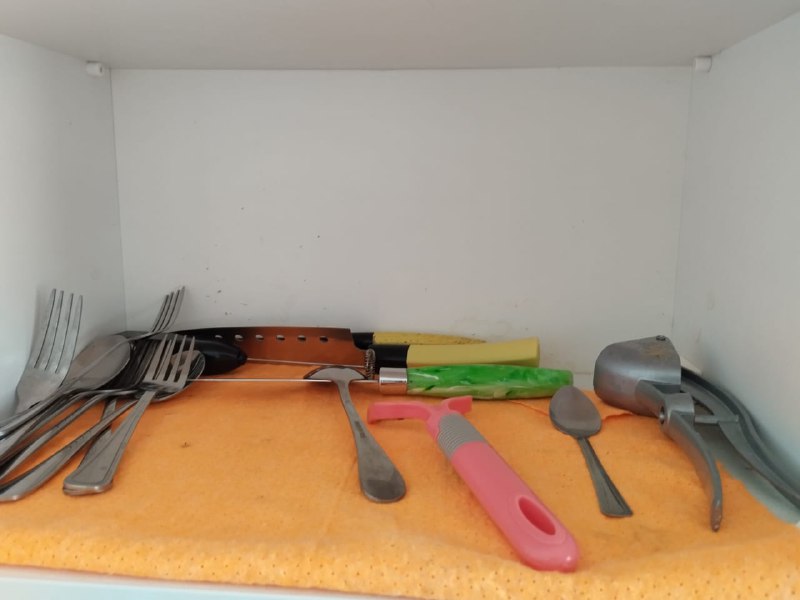 Комплект сковороды, кастрюля, набор столовых приборов, тарелок и половников 3