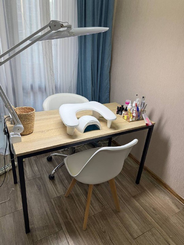 Маникюрный стол и 2 стула