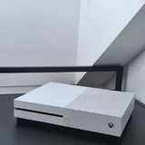 Xbox One S с джойстиком и проводами 2