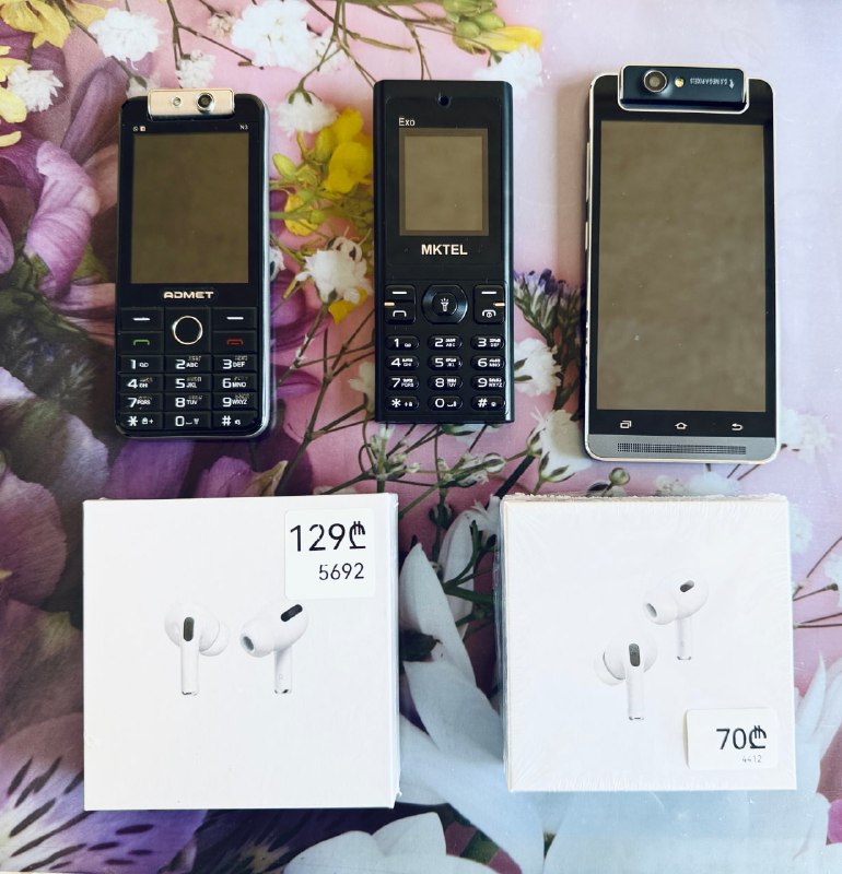 Наушники AirPods, кнопочные телефоны, смартфон с поворотной камерой