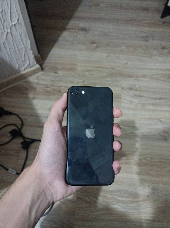 iPhone SE 2 с чехлом и кабелем для зарядки 2