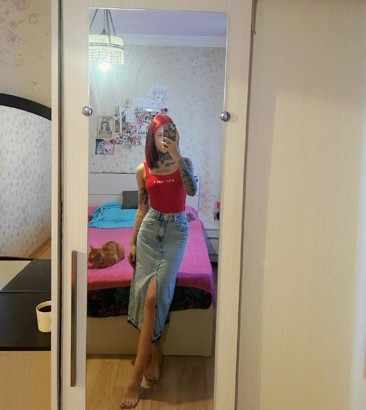 Юбка миди из денима, красный топ с вышивкой