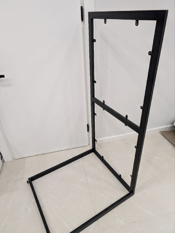 Металлическое подстолье с регулируемыми ножками