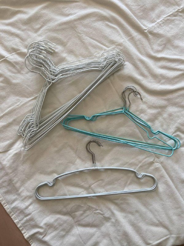 Вешалки для одежды белые и бирюзовые, прорезиненные