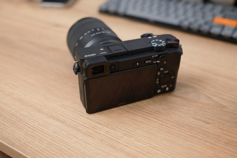 Камера Sony a6400 с объективом 18-135 мм и аксессуарами