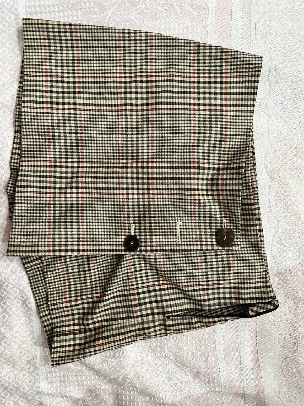 Топы М/L, юбка S, юбка-шорты М, леггинсы М, свитеры S и М, шарфы 2