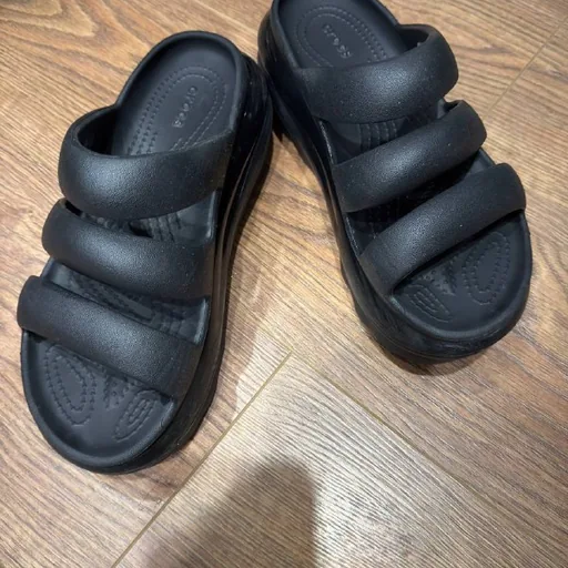 Женские черные сандалии Crocs Mega Crush