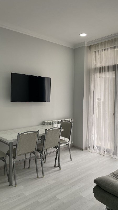 стол, 4 стула, кровать