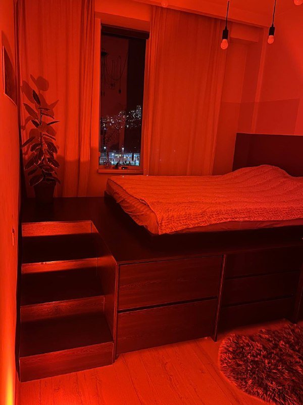 Светильник в форме руки с красной лампочкой 3