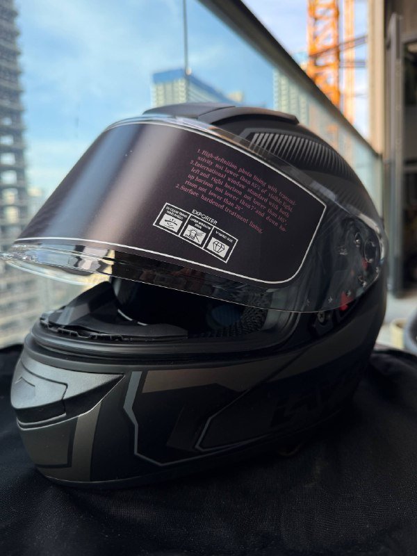 Шлем для мотоцикла с тёмным визором