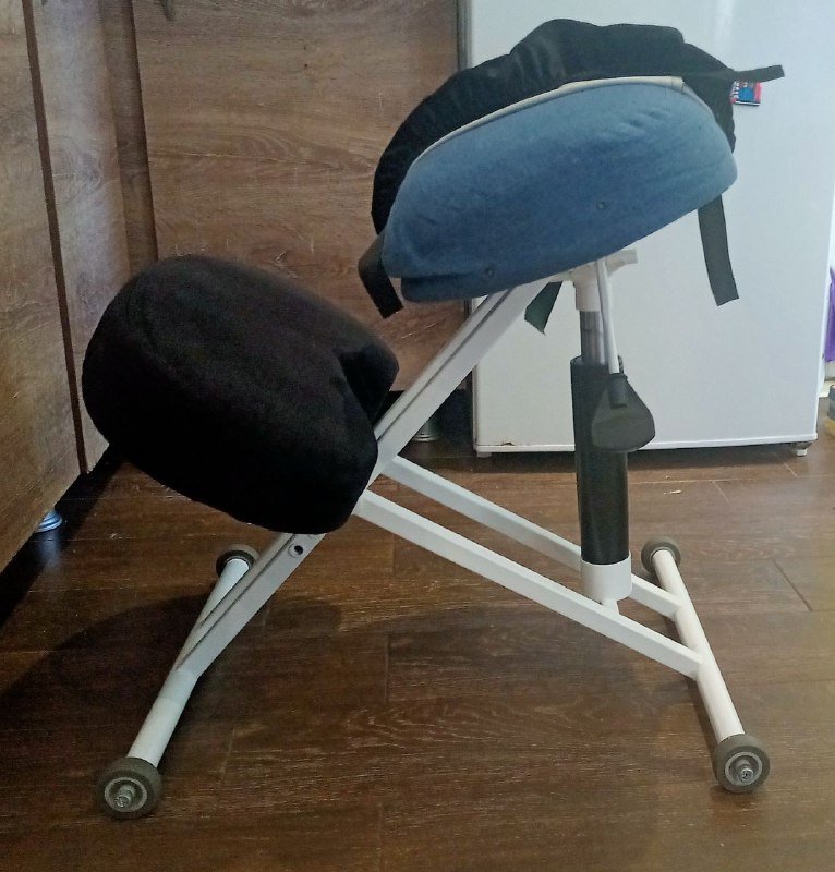 Коленный стул, стул-седло, коньки, графический планшет, кроссовки, книги 3