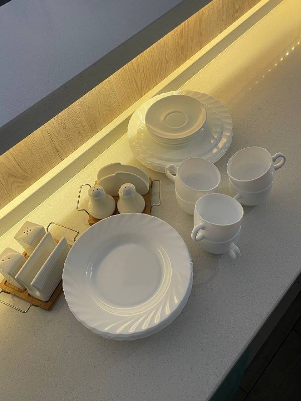 Набор посуды из тарелок, чашек и салфеточницы