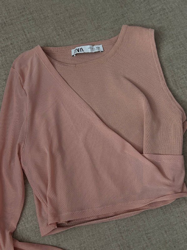 Бежевый тренч, лонгслив Bershka, велюровая кофточка, джинсы Bershka, кофточка Zara 5