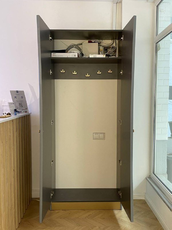 Ресепшен, шкафы, столы, стулья тканевые 9