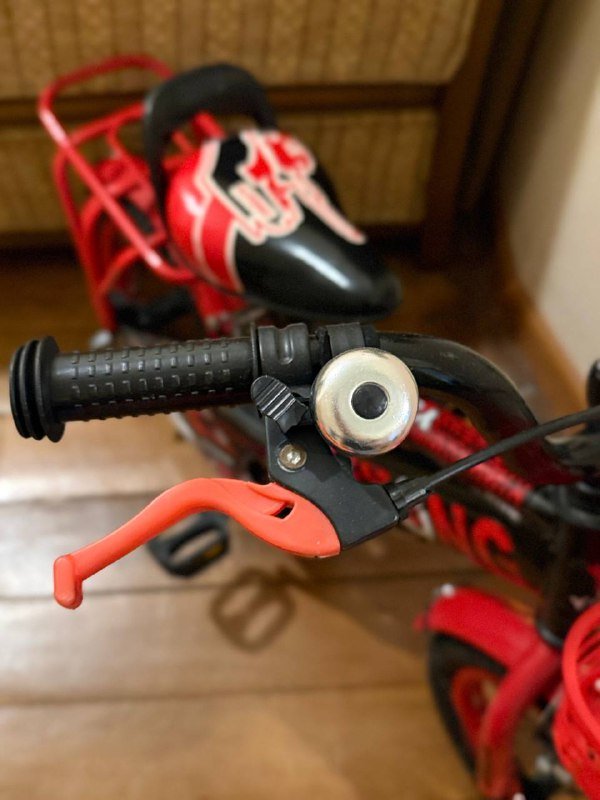 Детский велосипед с дополнительными колесиками 3