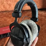 Samsung Buds FE, Focusrite 2i2, Beyerdynamic 990 Pro 4