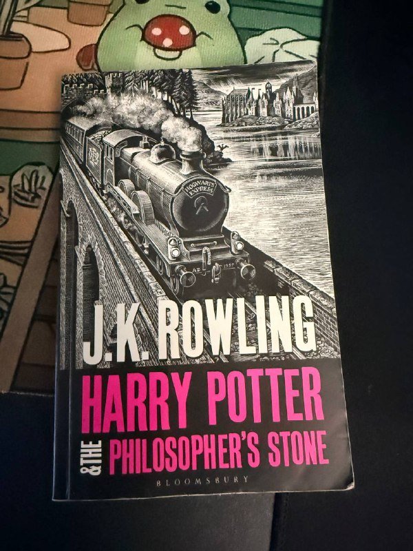 Книга Гарри Поттер и Филисофский Камень на английском