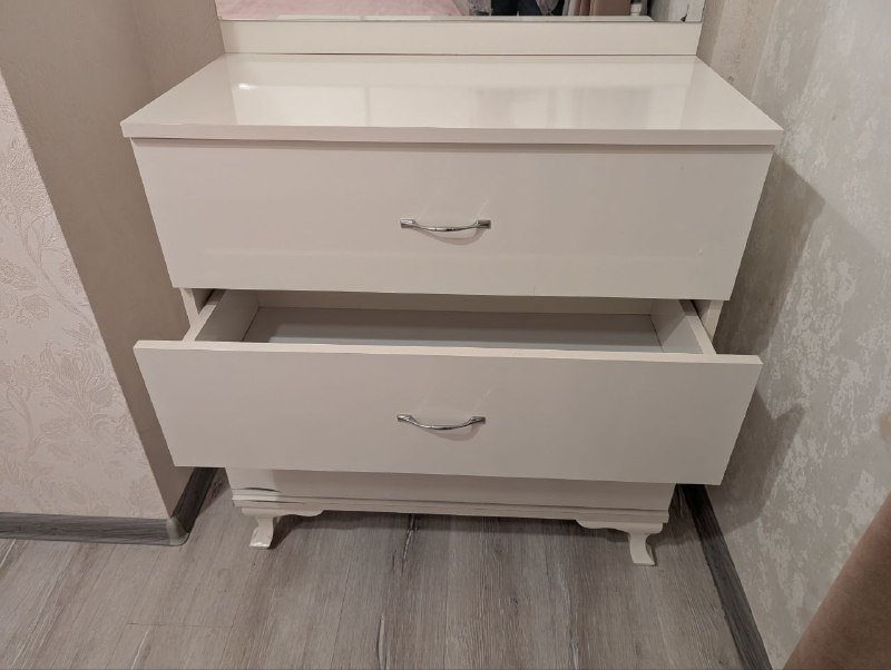 2 комода с зеркалом, прикроватная тумбочка 4