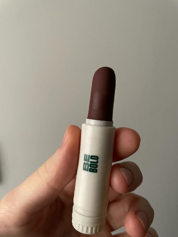 Помада Body Shop оттенка Be Bold, Серебристая подводка Kiko, Кисть для бронзера и румян, Парфюмерное масло Maison Louis Marie, Отливант Chanel, Косметичка Bimba Y Lola, Упаковка резиночек для волос
