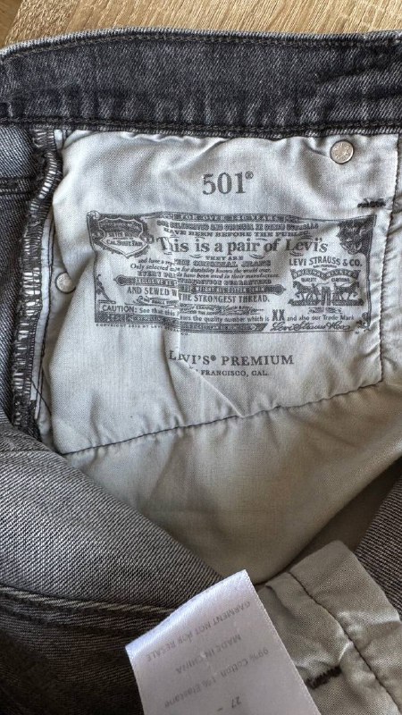 Шорты Levis, босоножки Reserved, черная рубашка DeFacto, белая рубашка Reserved 3