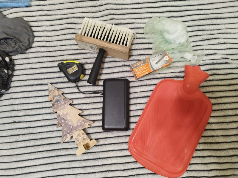 Грелка, кисть, рулетка, скобы, ёлка декоративная, power bank