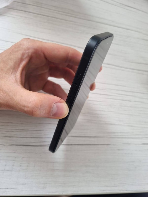 iPhone 15 256GB with accessories 2