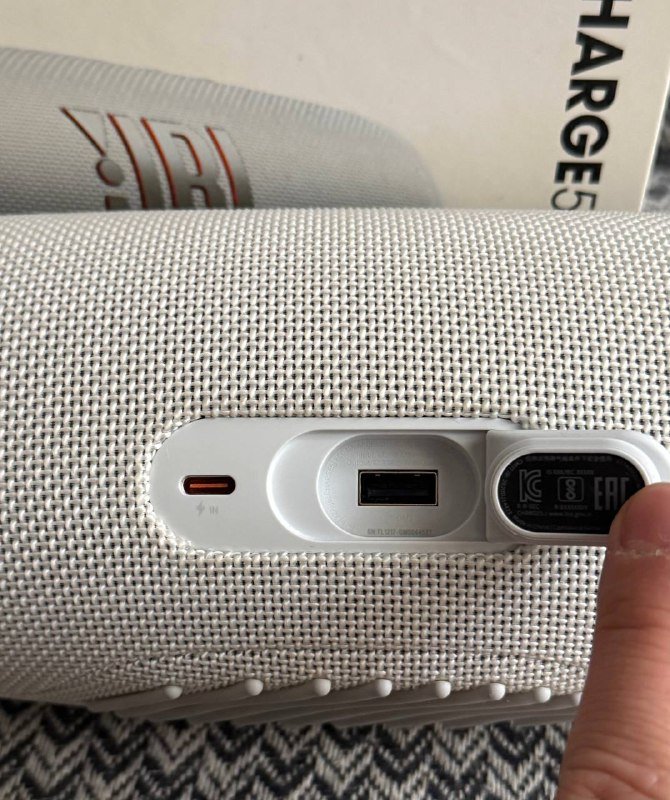 Портативная Bluetooth колонка JBL Charge 5 белого цвета 2