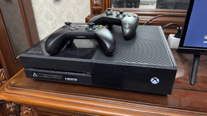 Xbox One Fat 500 Гб с контроллером и играми