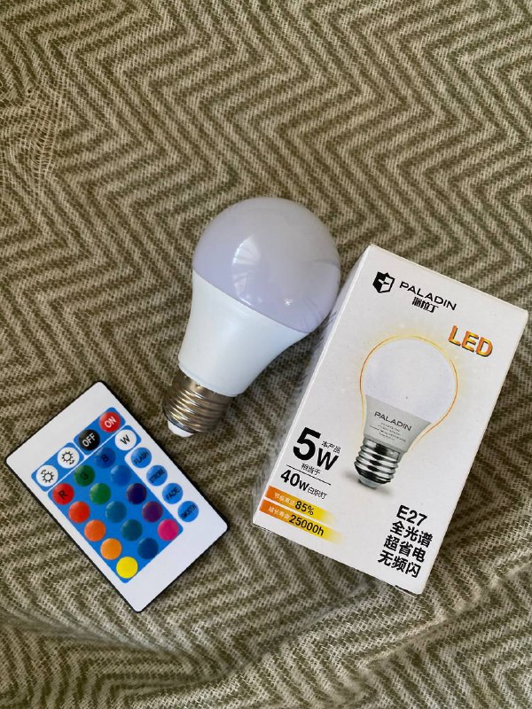 Led лампочка с пультом и разными цветами